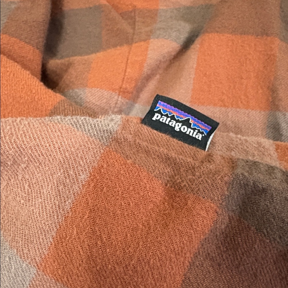 PATAGONIA XS Long-Sleeved Organic Cotton Midweight Fjord Flannel in Orange/Gray - Picture 10 of 10